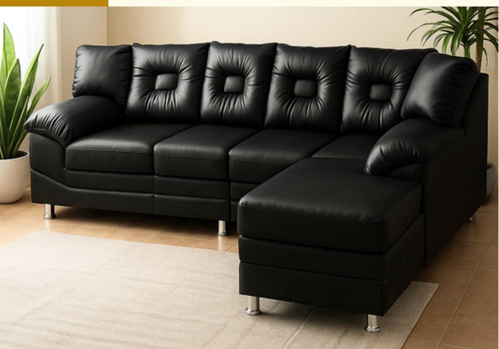 Juego de sala con sofá tapizado en tela clara y base de madera