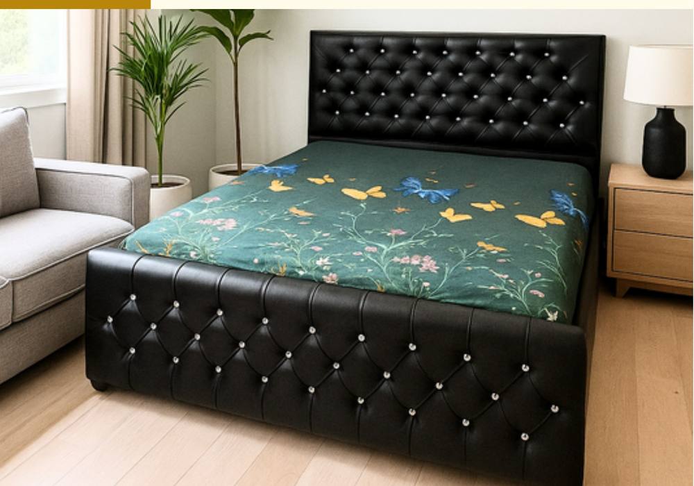 Cama de madera con respaldo tapizado fabricada en el taller Mary's